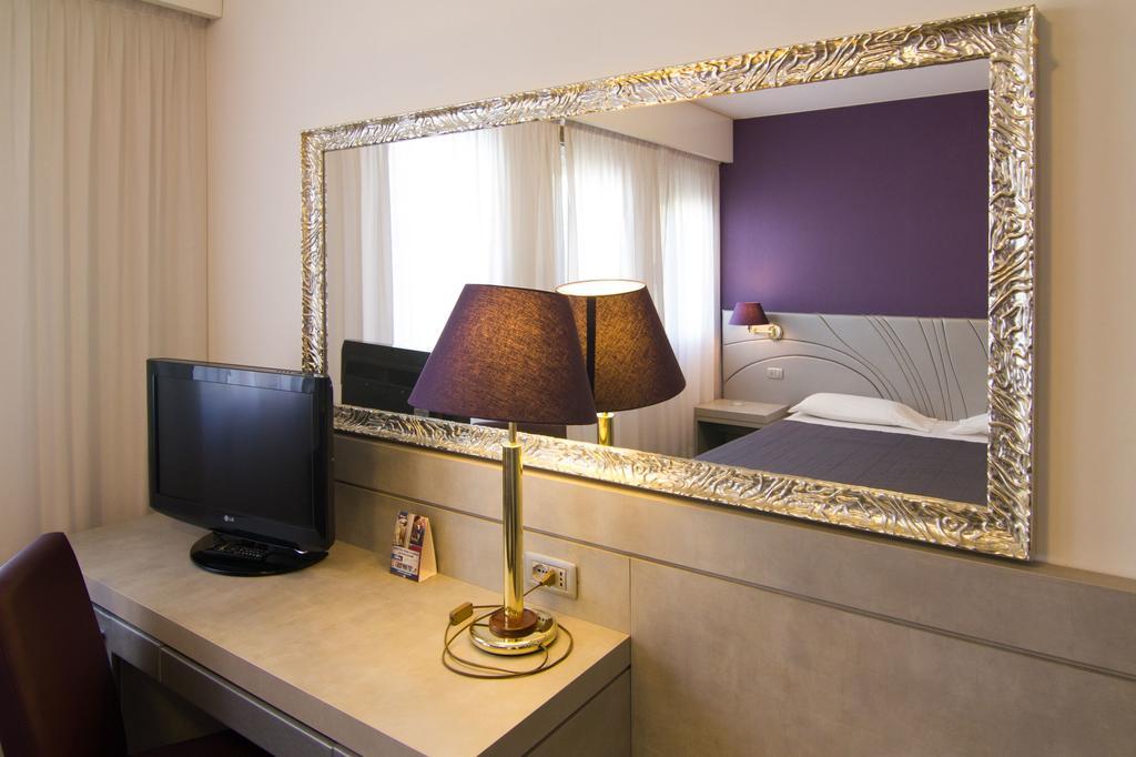 Hotel Alan อันโซลา เดล เอมิเลีย ภายนอก รูปภาพ
