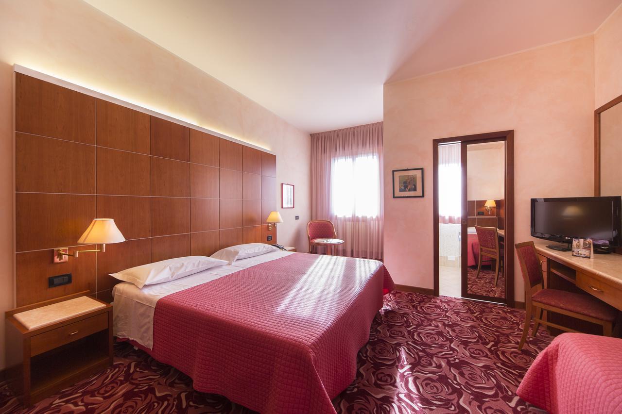 Hotel Alan อันโซลา เดล เอมิเลีย ภายนอก รูปภาพ